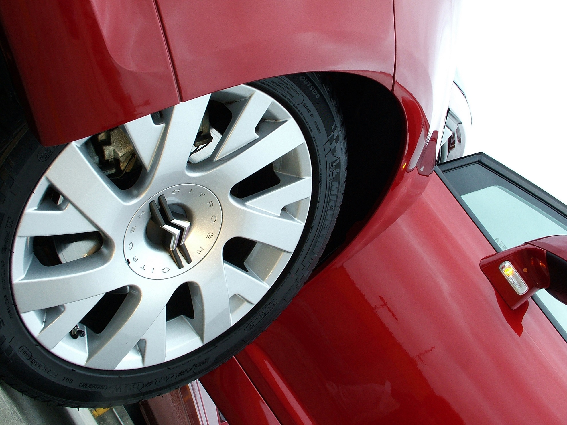 Roda do automóvel C4 2.0 VTS, versão francesa, modelo 2005 da Citroën, testado p