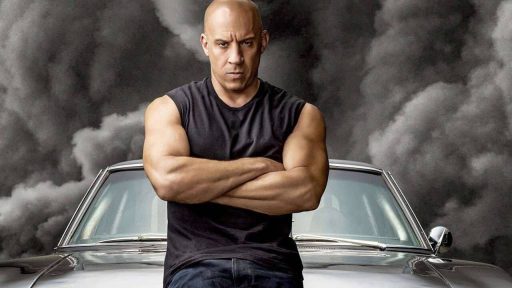 Dominic Toretto (Vin Diesel) e Dodge Charger vistos de frente