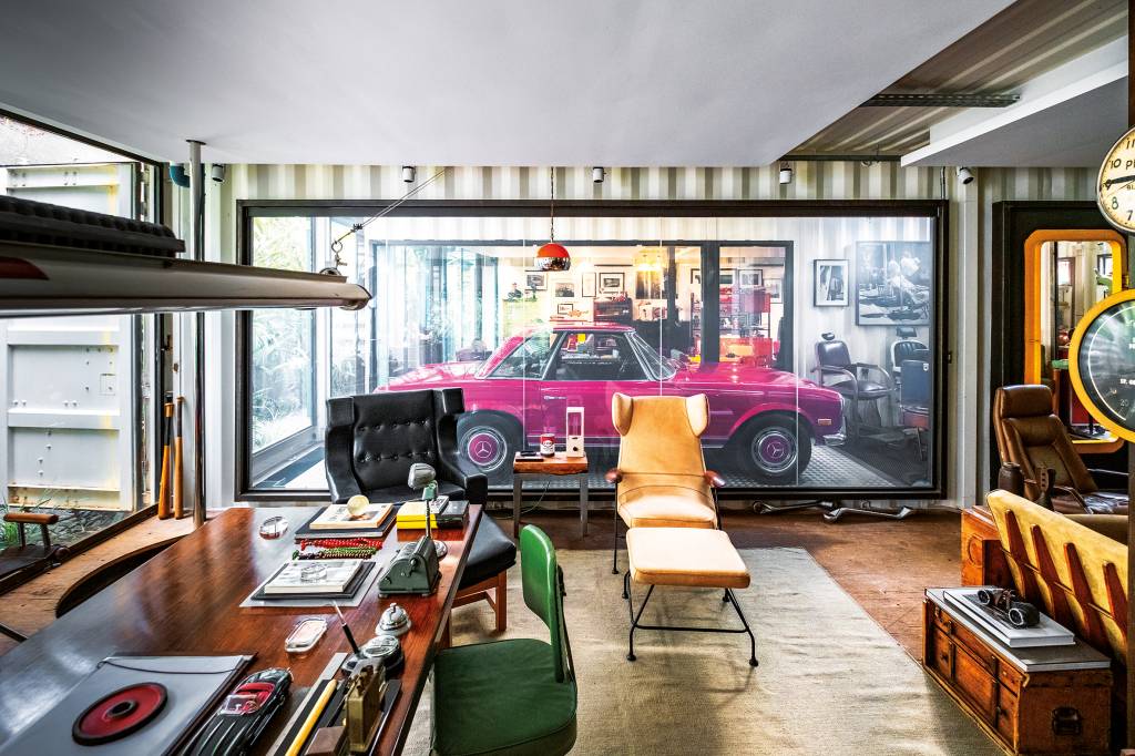 Colecionador de São Paulo tem elevador só para carros antigos em seu escritório