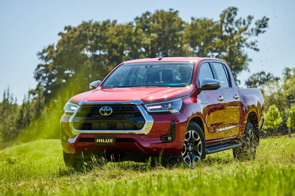 Toyota Hilux 2021 vermelha vista 3/4 de frente