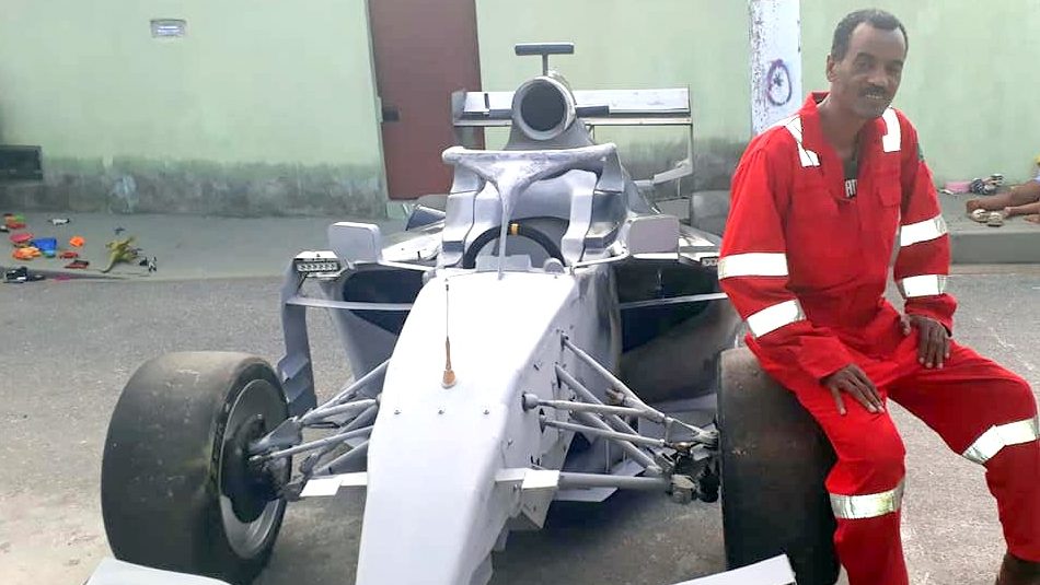 Por que o pedreiro gosta de assistir à corrida de Fórmula 1