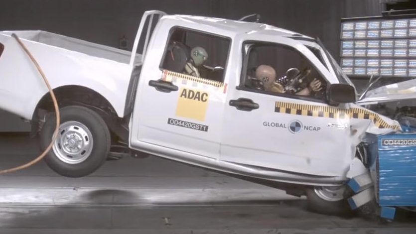Picape chinesa vai tão mal no crash test que nem airbags salvam motorista