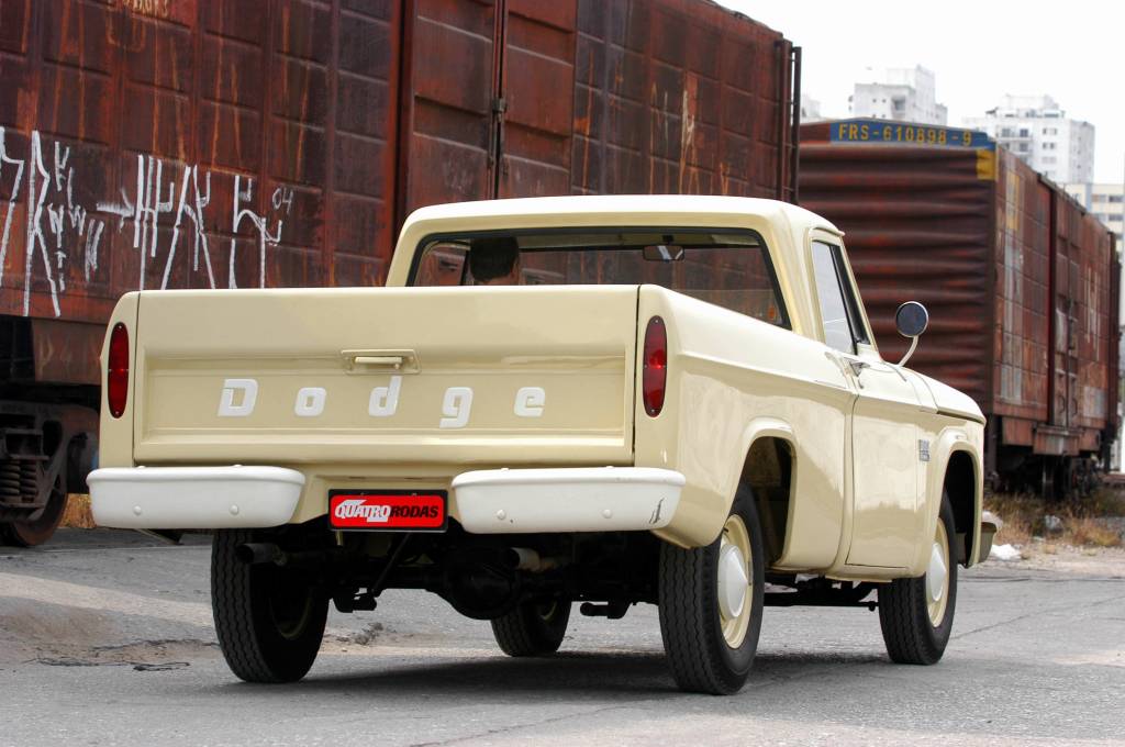 Dodge D 100, picape versão standard modelo 1970 da Chrysler, de propriedade de F_3