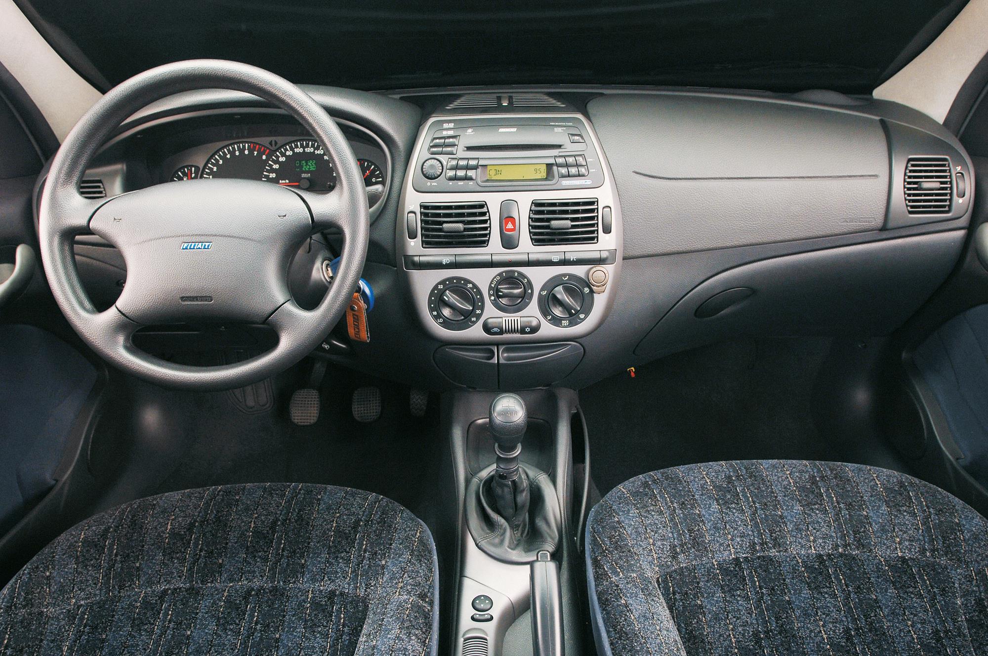 Interior do Marea SX 1.6 da Fiat, sedã modelo 2006, testado pela revista Quatro