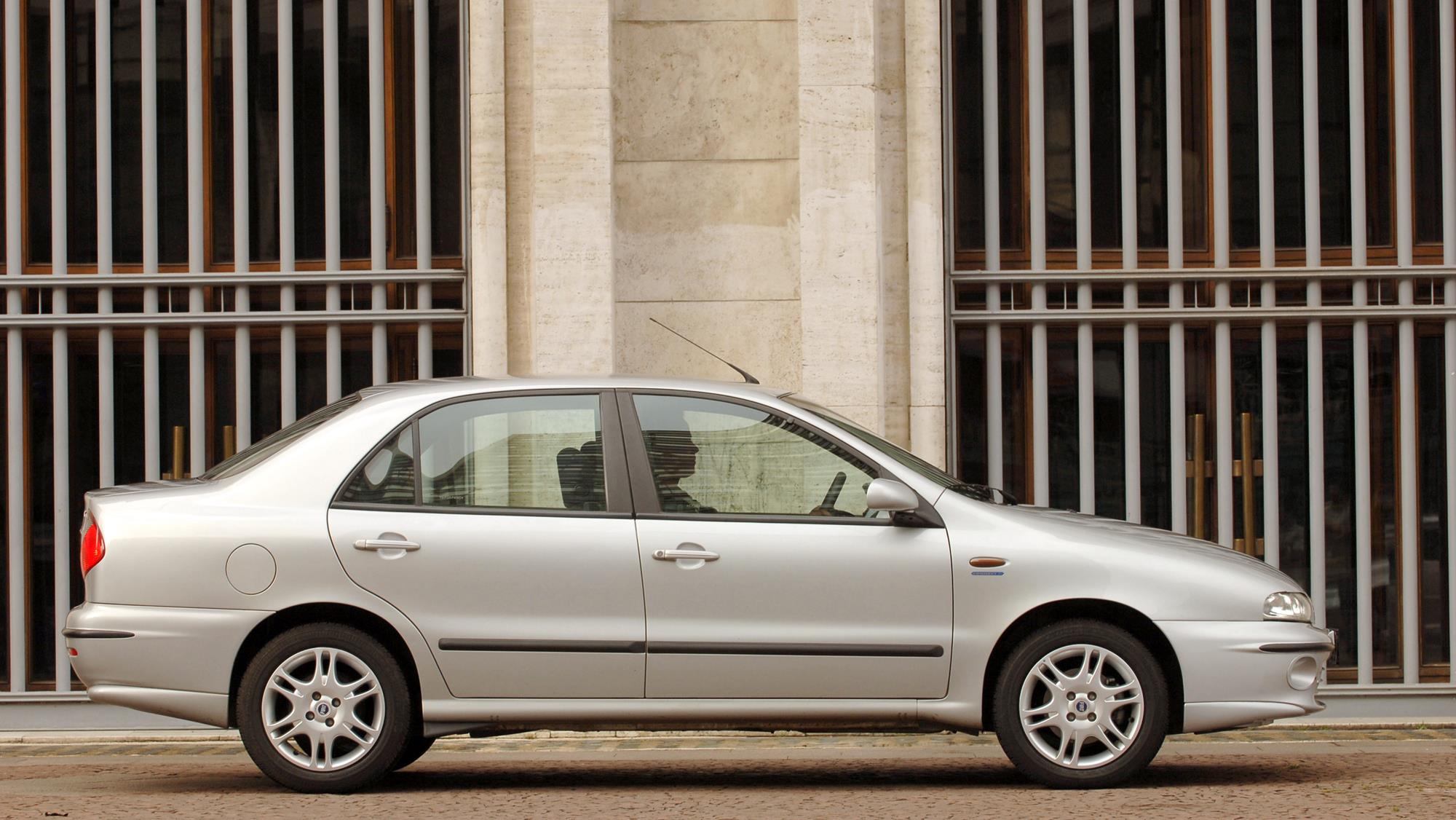 Marea SX 1.6 da Fiat, sedã modelo 2006, testado pela revista Quatro Rodas. Marea SX 1.6 da Fiat, sedã modelo 2006, testado pela revista Quatro Rodas.