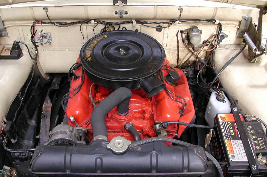 Motor V8 da picape Dodge D 100, versão standard modelo 1970 da Chrysler, de prop