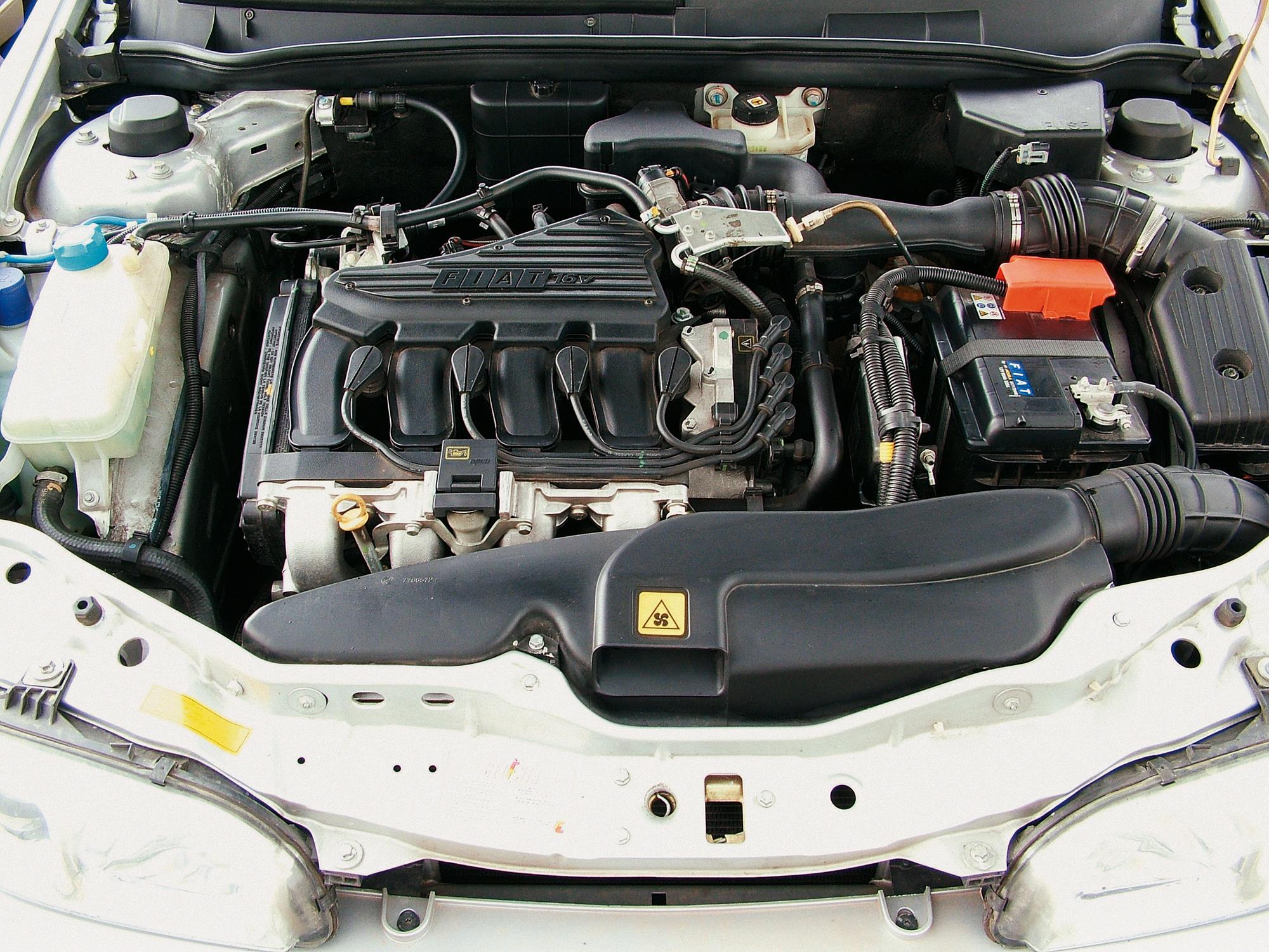 Motor do Marea SX 1.6 da Fiat, sedã modelo 2006, testado pela revista Quatro Rod_1