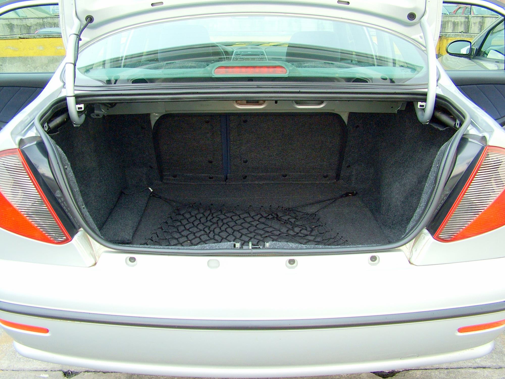 Porta-malas do Marea SX 1.6 da Fiat, sedã modelo 2006, testado pela revista Quat