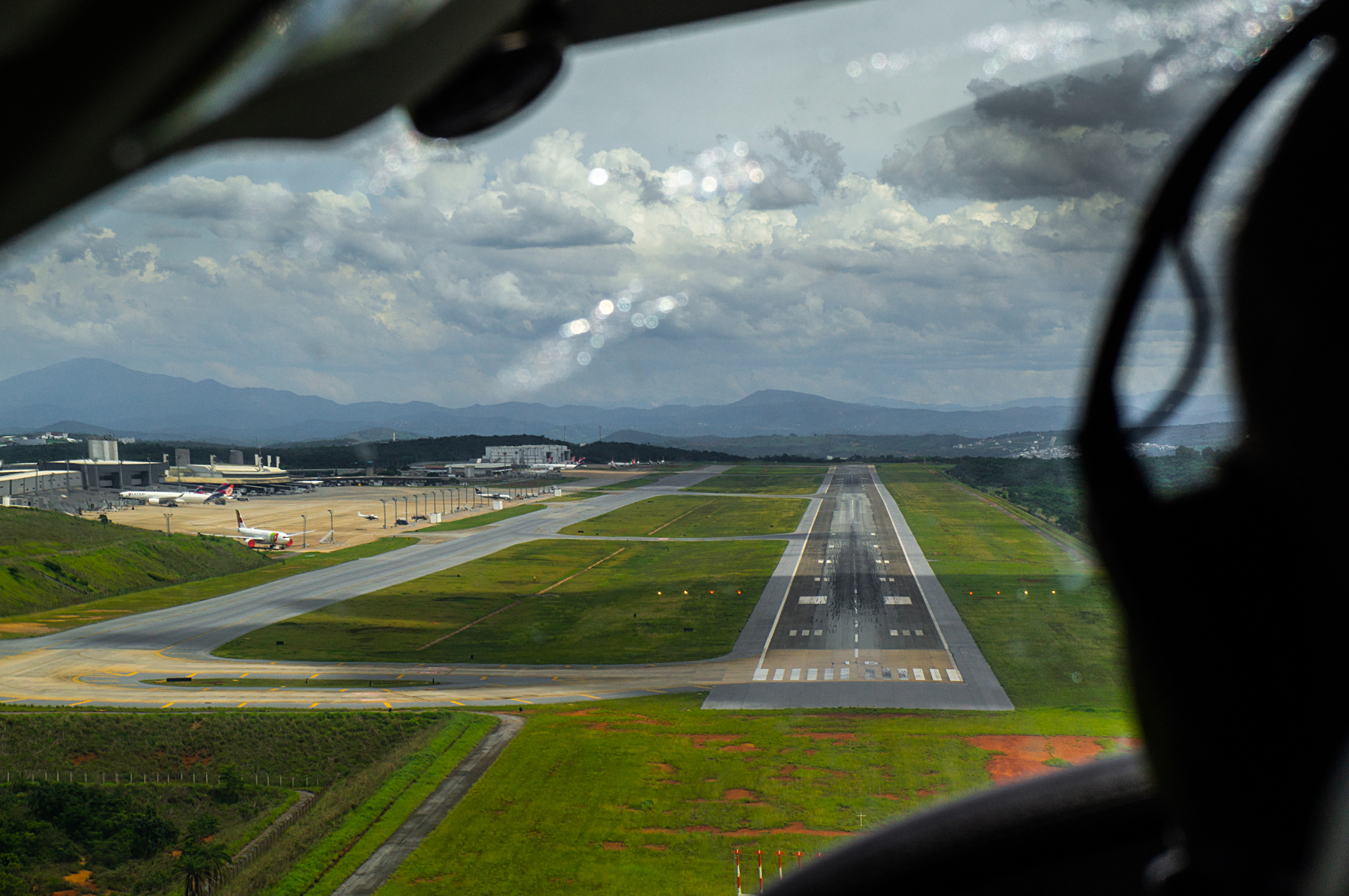 Aproximação final Confins Cessna Caravan Azul No pouso em BH, feito via ILS, pilotos observaram a máquina trabalhar e só assumiram os comandos instantes antes do pouso.
