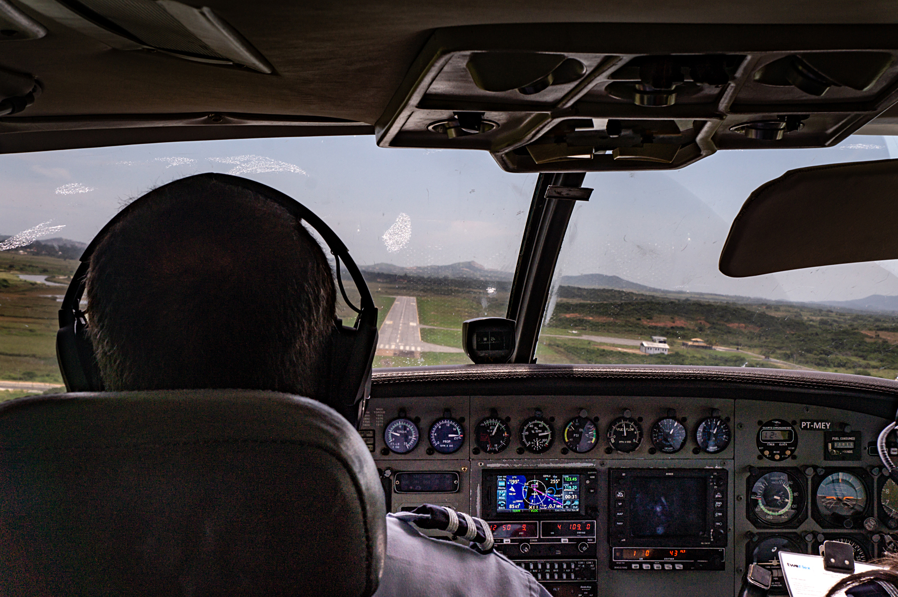 Aproximação final aeroporto de Búzios Cessna Caravan Azul