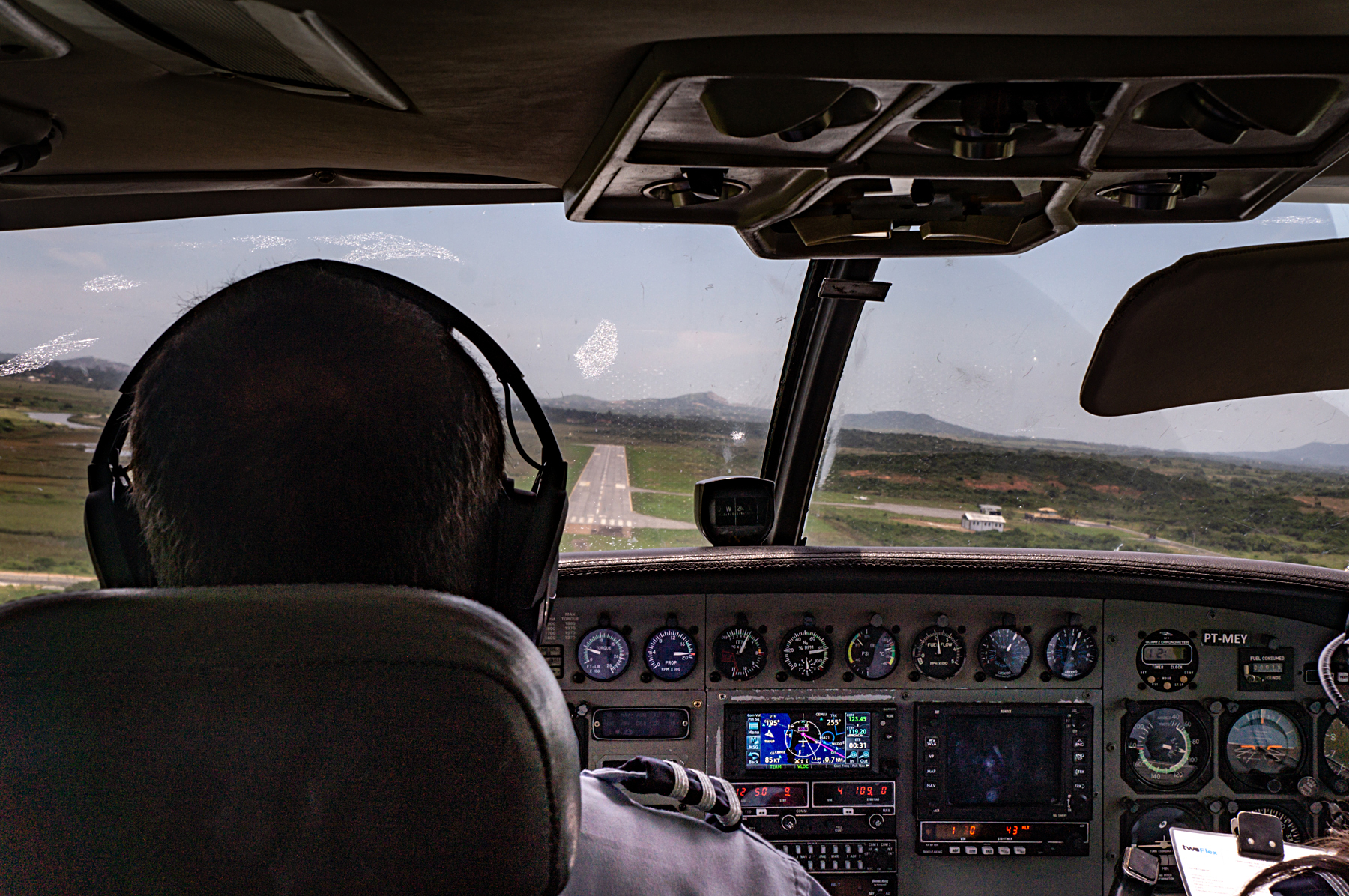 Aproximação final aeroporto de Búzios Cessna Caravan Azul Aproximação final aeroporto de Búzios Cessna Caravan Azul