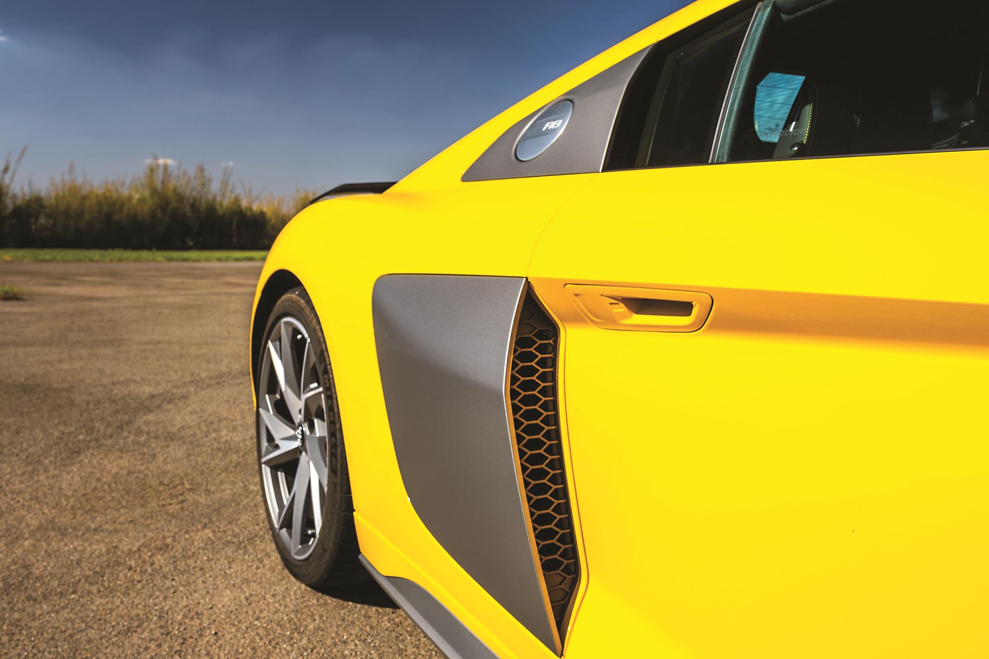 Audi R8 V10 Performance 2020 amarelo tomada de ar lateral