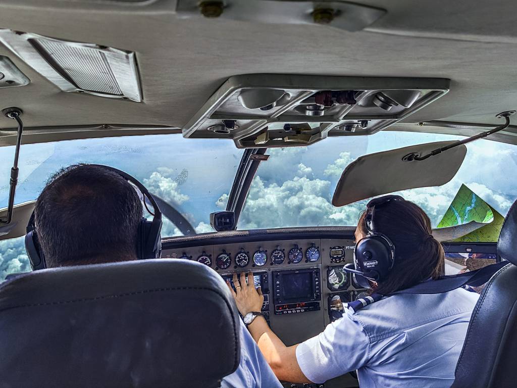 Passageiros podem acompanhar todas as ações do cockpit. Uma aula ao vivo de aeronáutica.