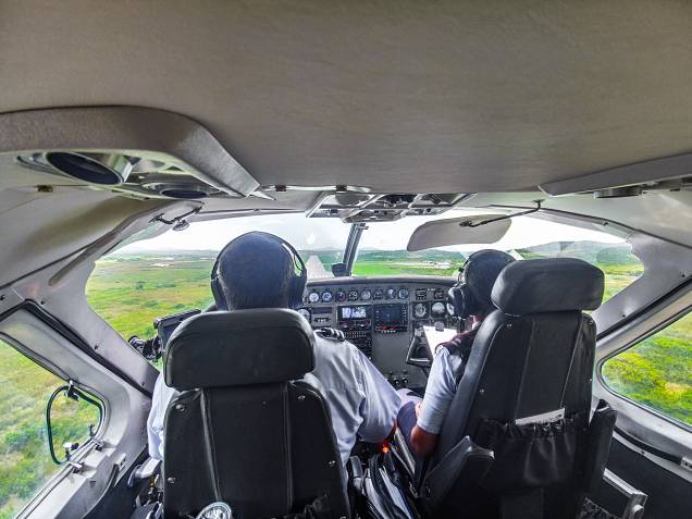 Pilotos operam o avião com a sintonia de dar inveja a Bebeto e Romário