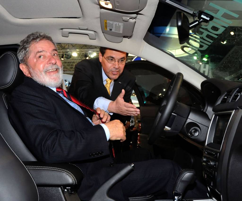 Lula estreou o Fusion como carro presidencial. A Ford cedia unidades gratuitas todo ano, interessada na exposição midiática.