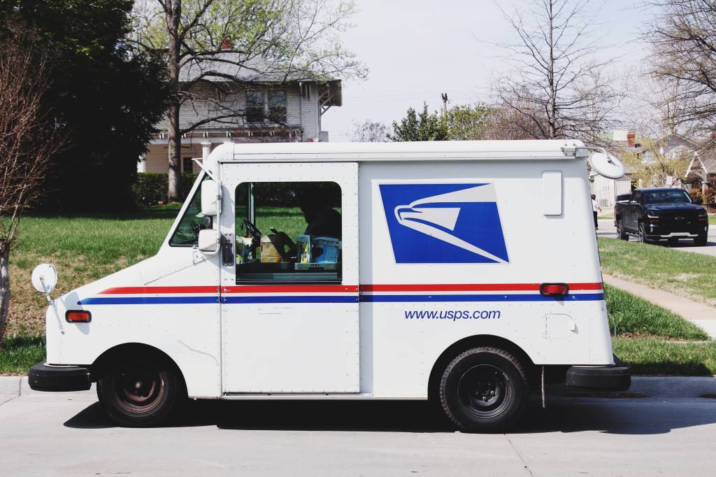 Grumann LLV USPS Os velhos Grumann LLV dos correios americanos são criticados pelo consumo, ausência de recursos básicos como ABS e idade avançada