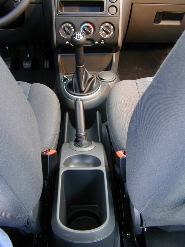 Interior do Jipe EcoSport 2.0 16V XLT, modelo 2003 da Ford, testado pela revista Quatro Rodas.