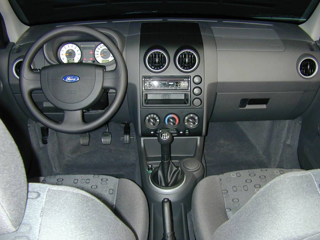 Interior do Jipe EcoSport 2.0 16V XLT, modelo 2003 da Ford, testado pela revista Quatro Rodas.