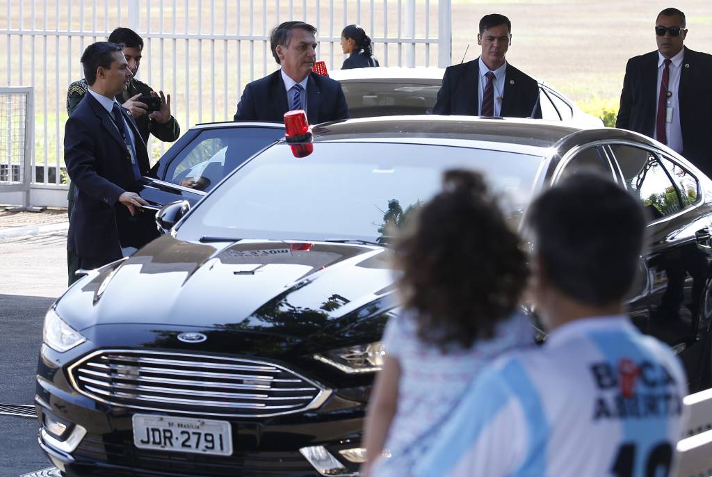 Jair Bolsonaro saindo do Palácio do Planalto.