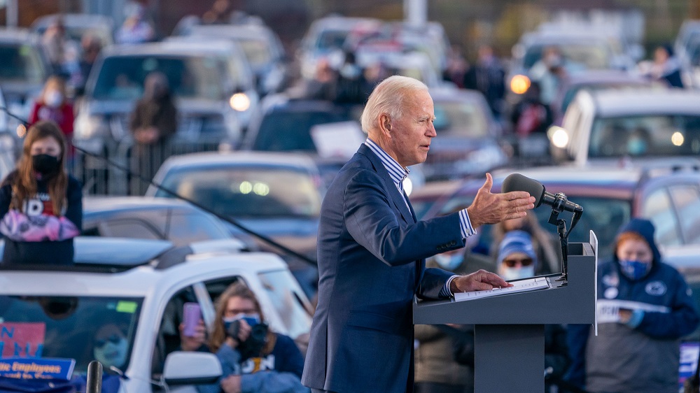 Joe Biden com carros ao fundo 2020 Joe Biden com carros ao fundo 2020