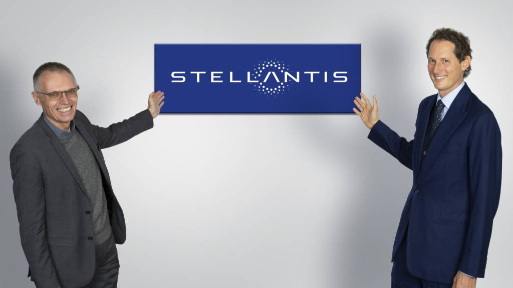 Carlos Tavares (esquerda), CEO da Stellantis, e John Elkann (Direita), Chairmann da nova empresa