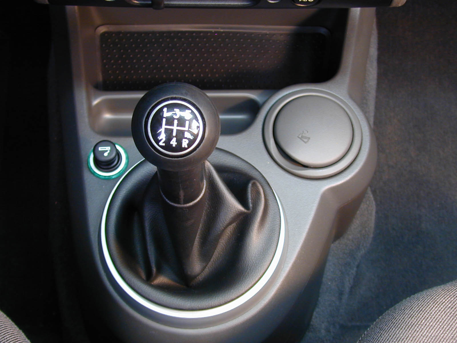 Porta-copos ao lado do câmbio do EcoSport 2.0 16V XLT, utilitário esportivo da Ford.
