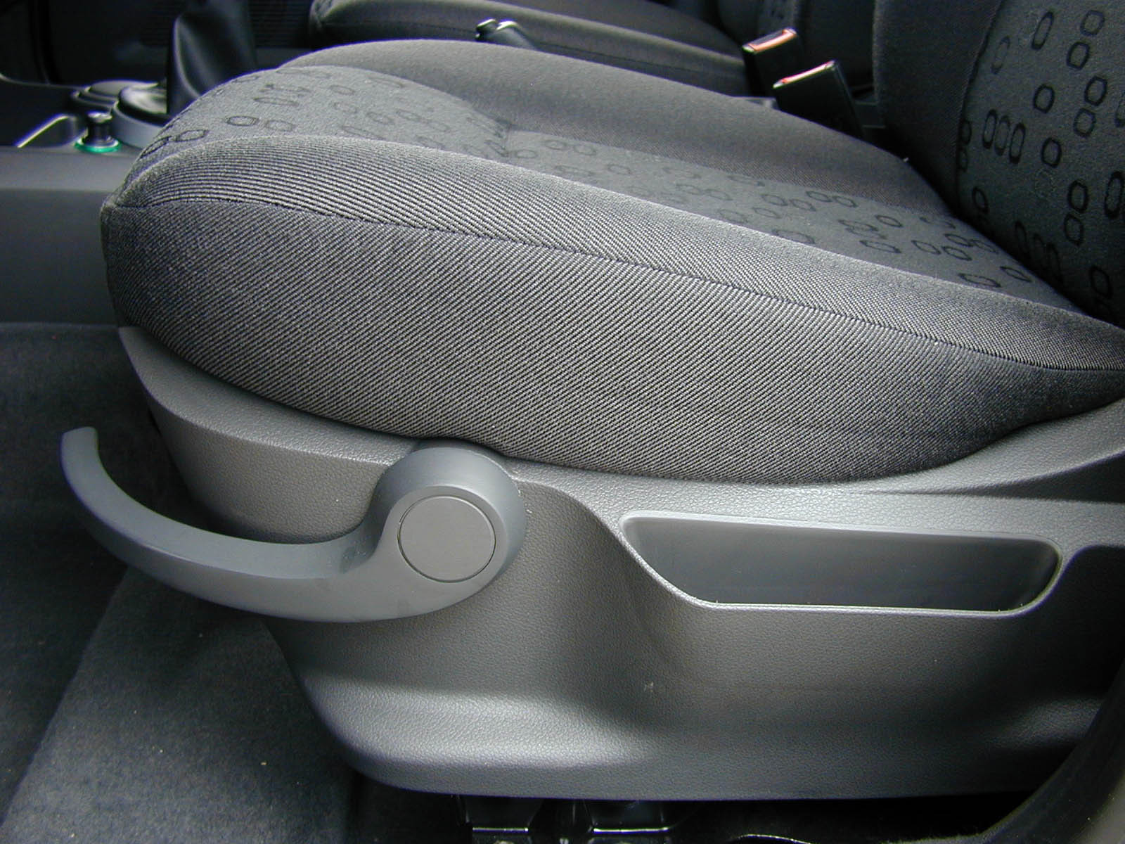 Porta-trecos na lateral do banco do motorista do EcoSport 2.0 16V XLT, utilitário esportivo da Ford.