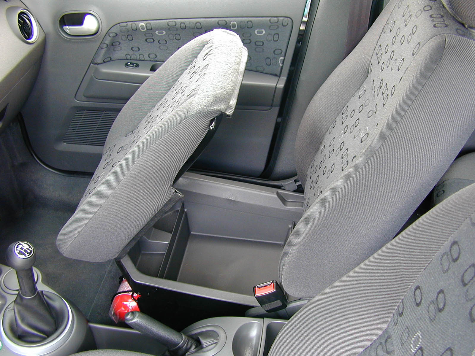 Porta-trecos sob o banco de passageiro do EcoSport 2.0 16V XLT, utilitário espor Porta-trecos sob o banco de passageiro do EcoSport 2.0 16V XLT, utilitário esportivo da Ford.