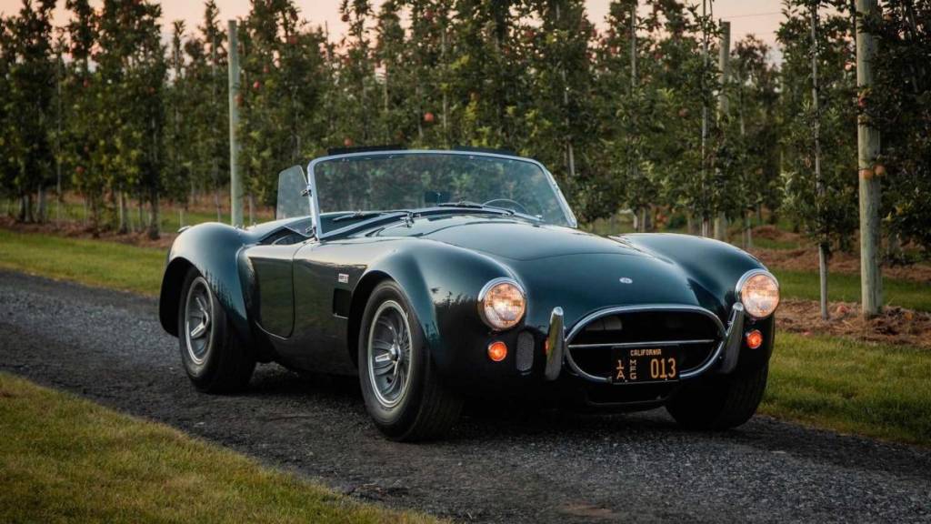 Cobra 427 do próprio Carroll Shelby é vendido por quase US$ 6 milhões
