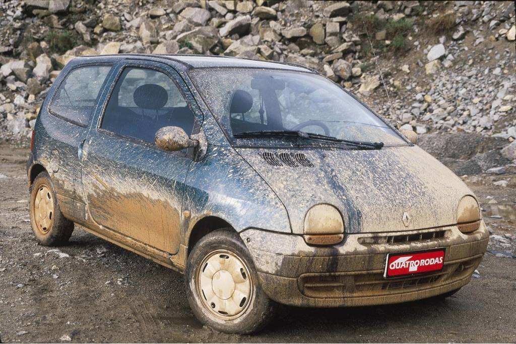 Twingo sujo, compacto da Renault, da frota de testes da revista Quatro Rodas.
