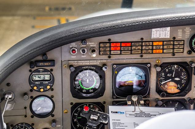 A vista do piloto, com destaque para o manche, altímetro (em pés), velocímetro (em nós, ou milhas náuticas/hora) e horizonte artifical