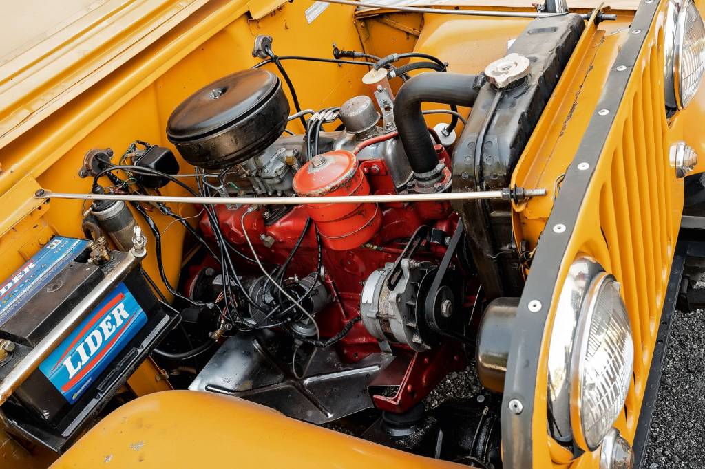 Motor de seis cilindros veio em 1958. Alavancas separadas para tração 4x4 e reduzida.