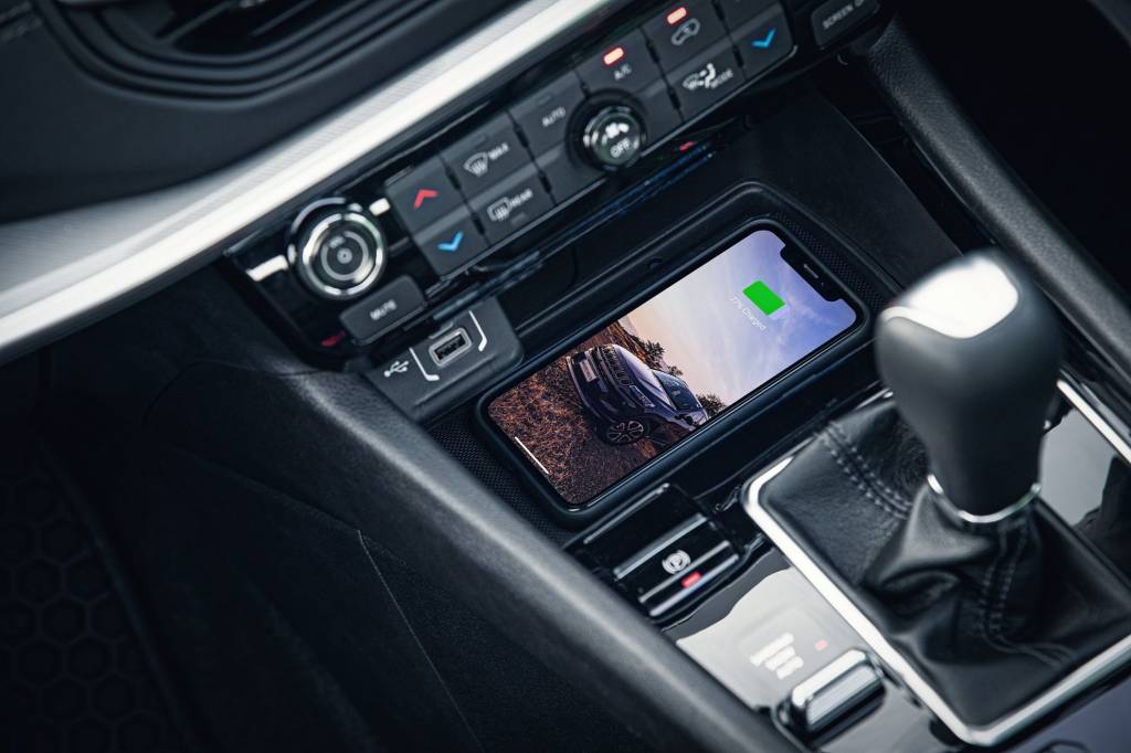 A porta USB continua, mas carregamento e conexão às interfaces Android Auto e Apple CarPlay poderão ser feitas sem fio