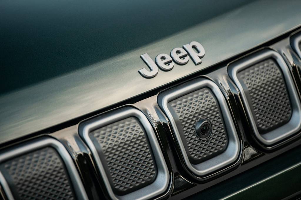 jeep_compass_s_64 Câmera frontal é discretamente posicionada na grade