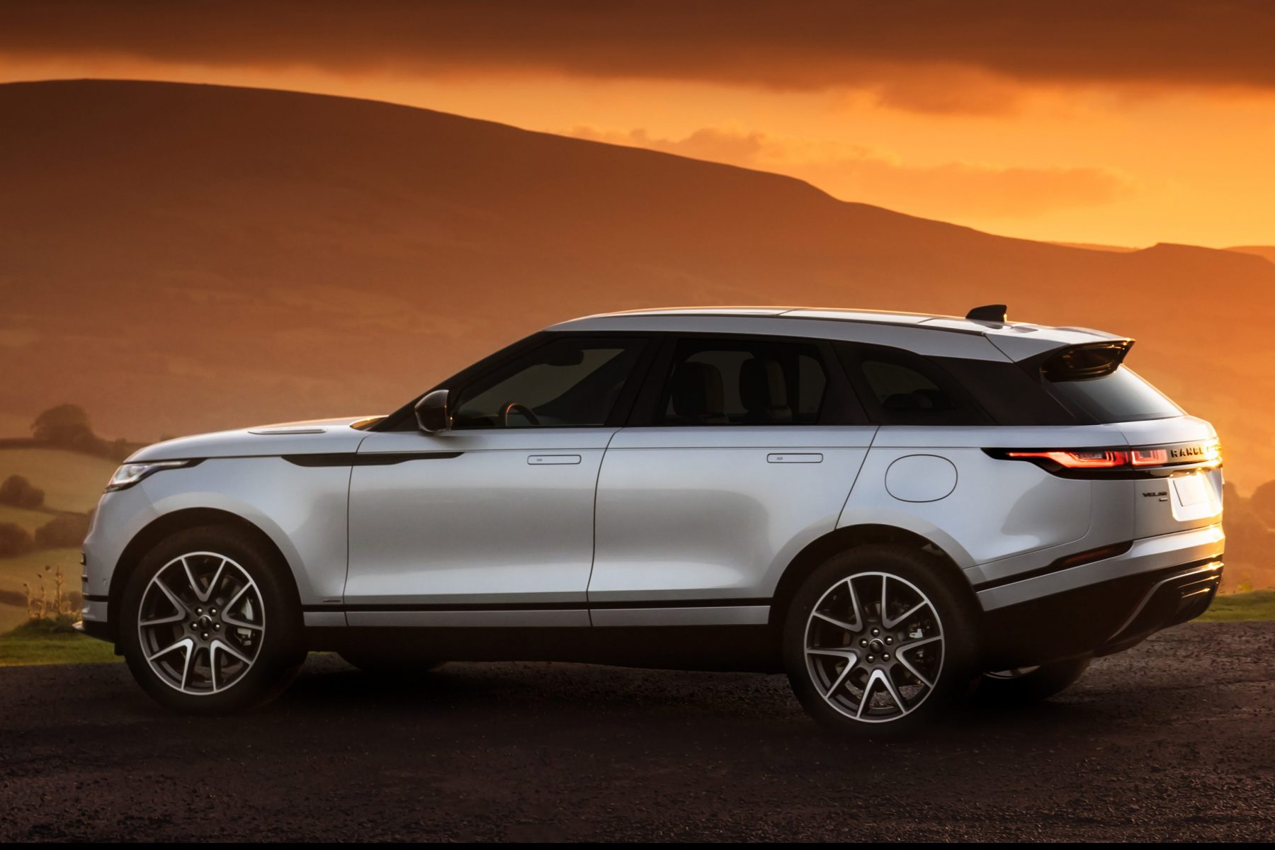 Range Rover Velar 2021 traz tecnologia híbrida leve, mas