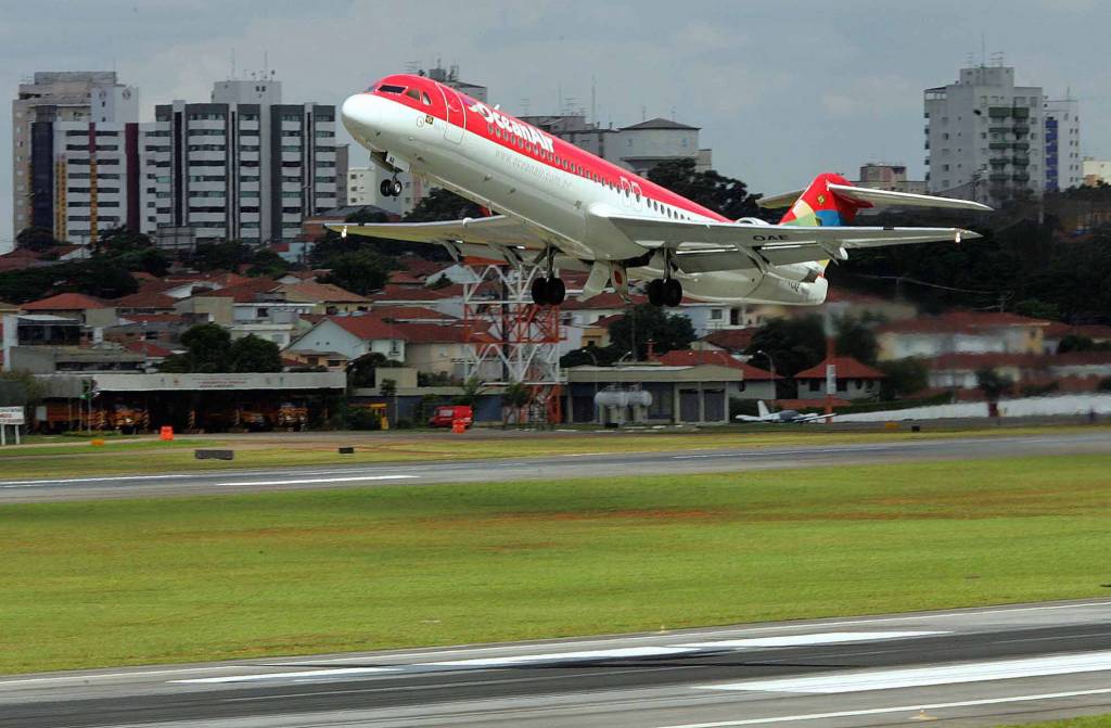 Aeronave Fokker MK28 (versão atualizada do Fokker 100), da Ocean Air, decola na Aeronave Fokker MK28 (versão atualizada do Fokker 100), da Ocean Air, decola na pista principal do Aeroporto de Congonhas