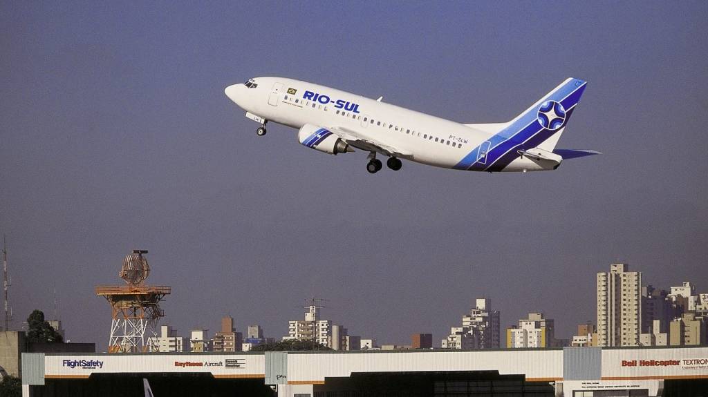 Boeing 737-500, da Rio-Sul, decolando do Aeroporto de Congonhas.