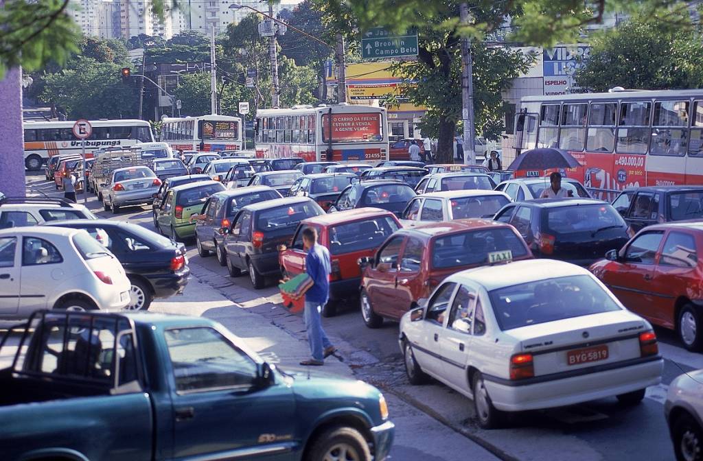 Congestionamento na Alameda dos Maracatins, em Moema.