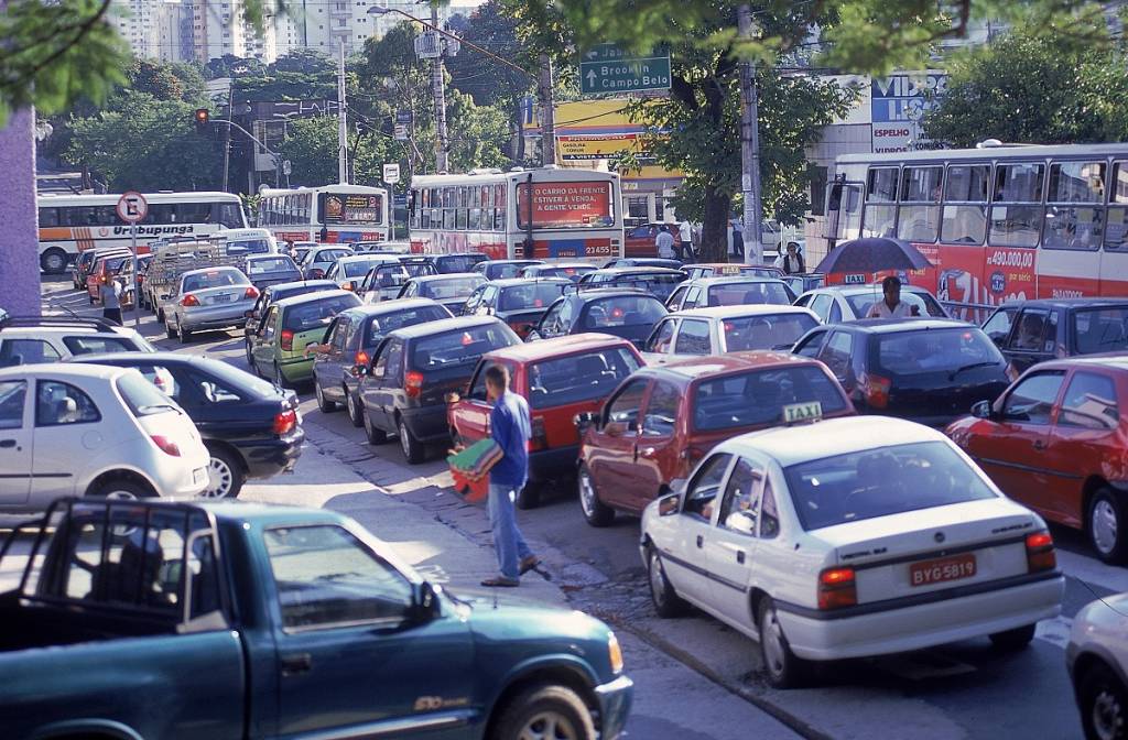 Congestionamento na Alameda dos Maracatins, em Moema. Congestionamento na Alameda dos Maracatins, em Moema.