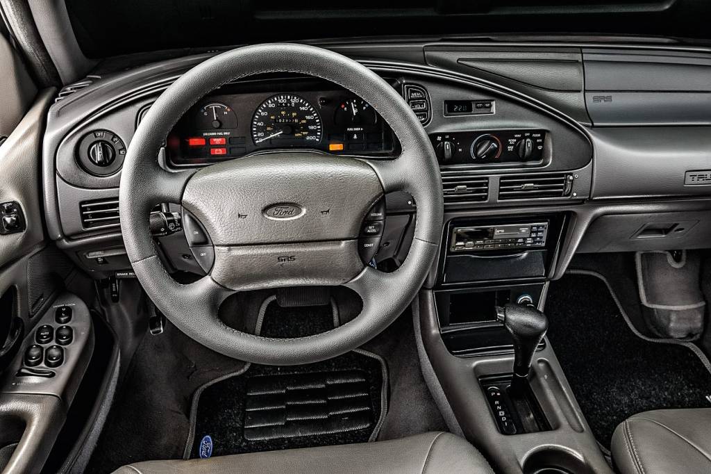 Ford Taurus GL 1994 interior e volante