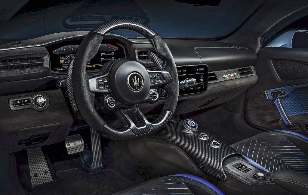Maserati MC20 (8) Alcantara e fibra de carbono no acabamento