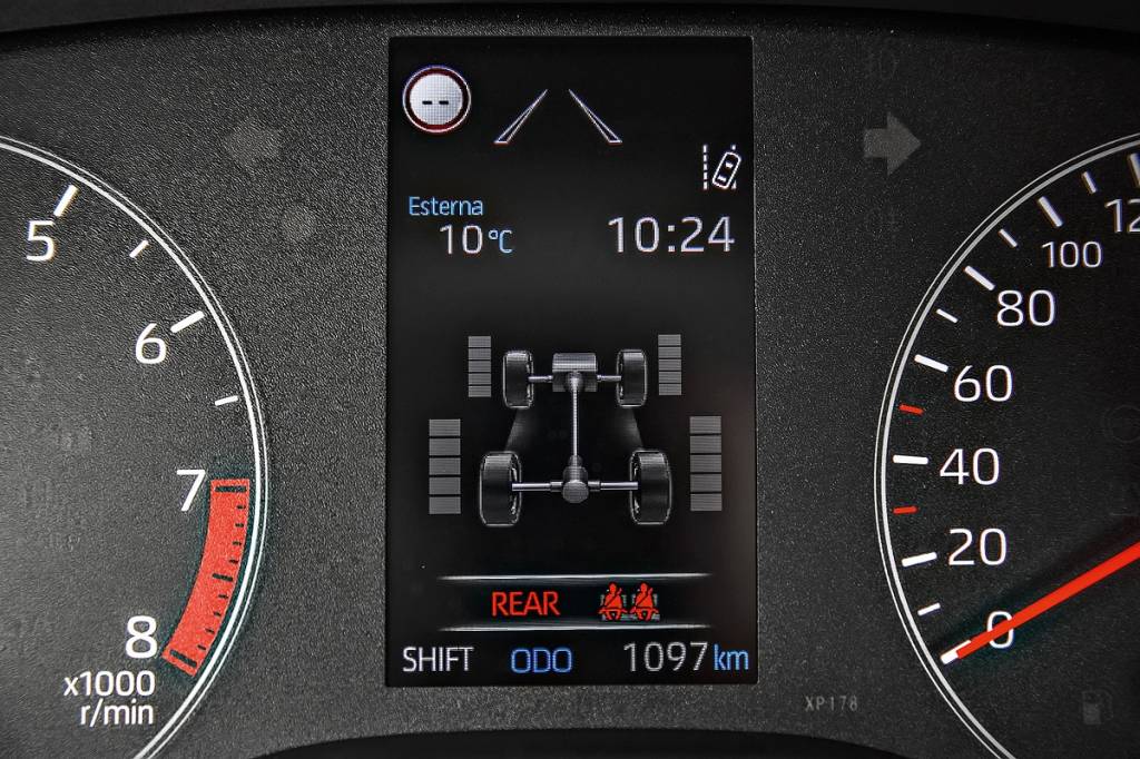 Toyota Gazoo Racing Yaris Feveireiro 2021 (8) Painel tem apenas um pequeno visor digital