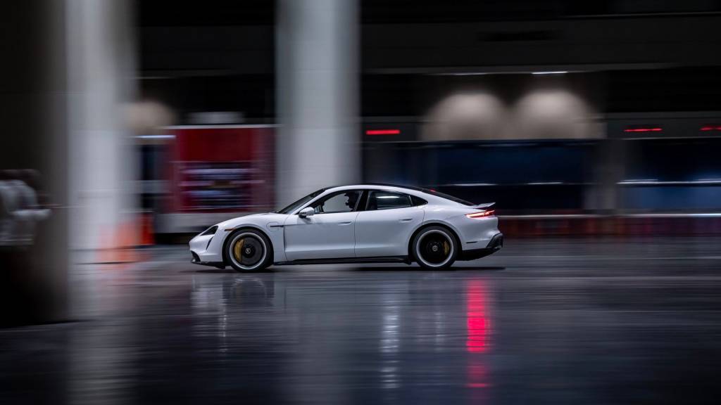 porsche-taycan-record-interiores-15 Porsche Taycan bate recorde de velocidade em espaços fechados
