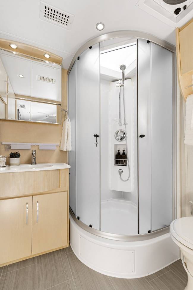 the-ridiculously-priced-unity-luxury-camper-van-puts-all-others-to-shame_4 motorhome