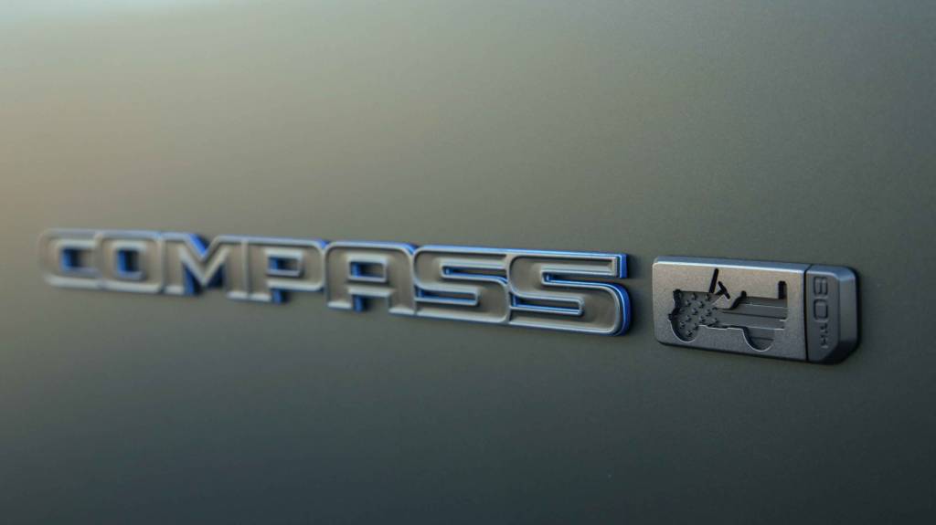 2021-Jeep-Compass-80th-Anniversary-3(1) Detalhe do emblema que deverá acompanhar a série especial do novo Compass