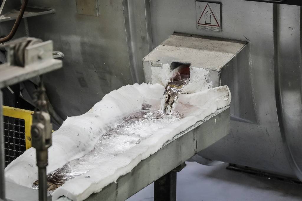 A liga de alumínio fica armazenada em tanques de espera, em estado liquido a mais de 750º C. Dali partem para a injeção nas ferramentas tanto do cabeçote quanto do bloco