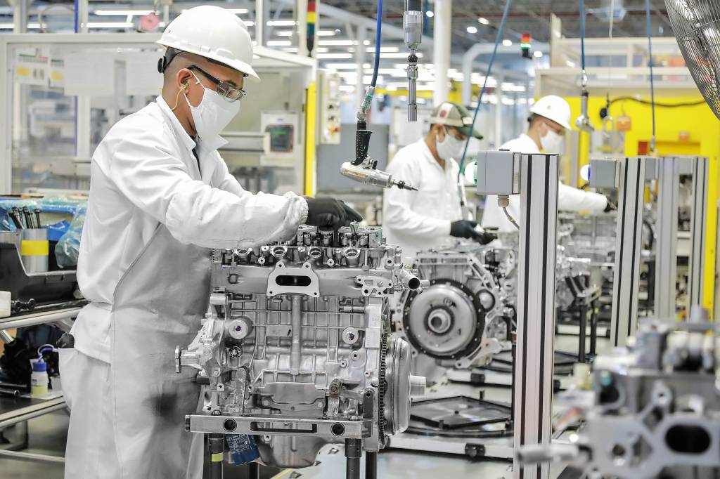 Na linha de montagem de motores, setor mais populoso da planta de motores da Honda o trabalho não para. São 19 motores prontos para funcionar a cada hora