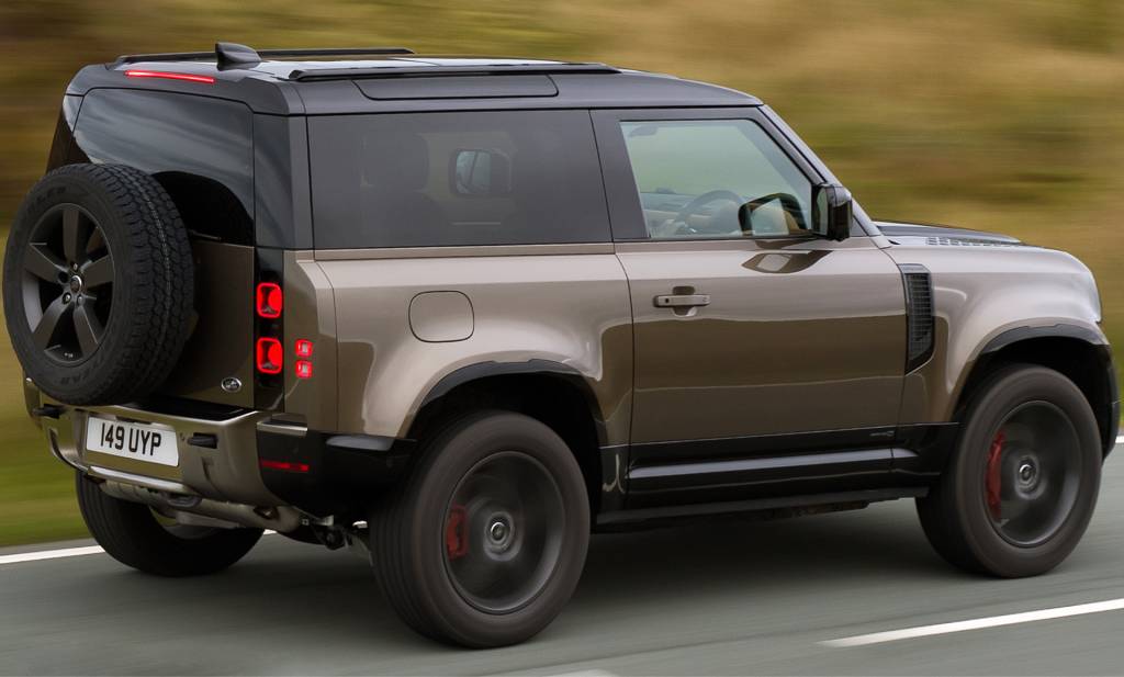 Seguindo a lógica da Land Rover no exterior, o Defender 90 — notável pelas duas portas — pode custar de R$ 370.000 a R$ 440.000