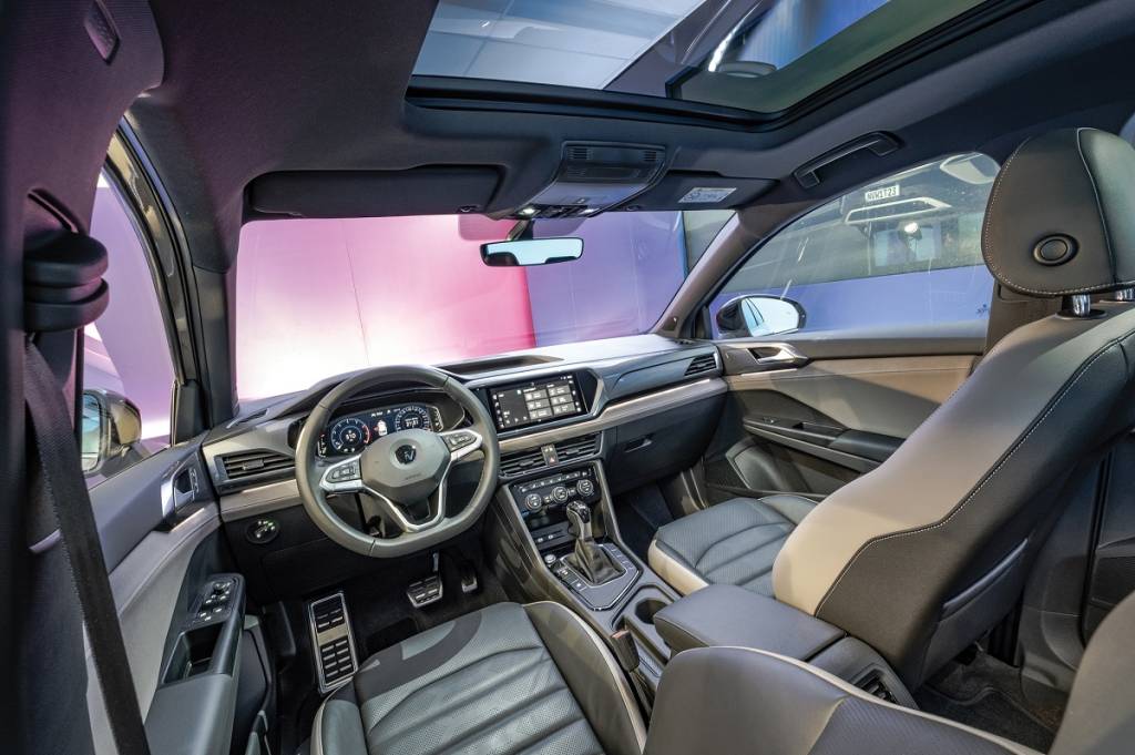 Interior Volkswagen Taos Brasileiro Curiosamente, é a versão brasileira que oferece decoração sóbria