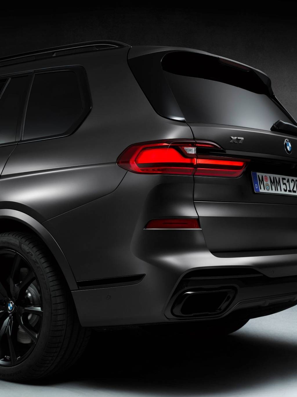 BMW X7 Dark Shadow Edition traseira 2 Escapamento esportivo tem acabamento brilhante e realça som do motor 4.4 V8